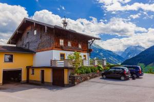 una casa con un coche aparcado delante de ella en Spielbichlhof, en Mittersill