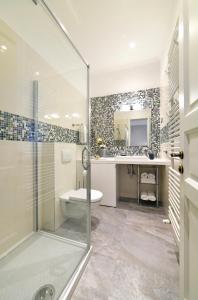 een badkamer met een douche, een toilet en een wastafel bij Markiz Luxury Apartments in Zagreb