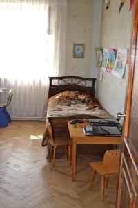 Tempat tidur dalam kamar di Serik & Geora Guesthouse