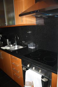 una cocina con estufa y fregadero en Holidays Plaza, en Santa Cruz