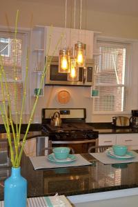 uma cozinha com uma mesa com duas tigelas em Gorgeous 2 bed best North End location w parking em Boston