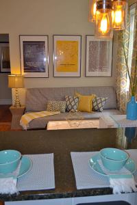 - un salon avec un canapé et une table dans l'établissement Gorgeous 2 bed best North End location w parking, à Boston