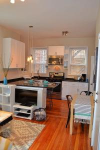 
A kitchen or kitchenette at Best Boston Location, 2BR (M2)
