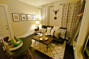 uma sala de estar com um sofá e uma mesa em Beautiful 3BR 3BA Duplex parking Best Location Boston em Boston