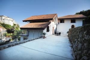 a small white house with a tile roof at A due passi dalla costiera in Agerola