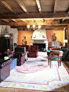 Elle comprend un salon doté de meubles et d'une cheminée. dans l'établissement Hotel Monumento Convento de San Benito, à A Guarda