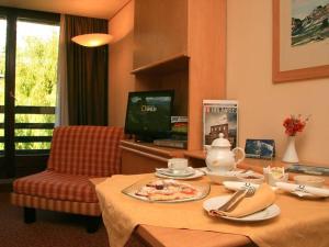 TV tai viihdekeskus majoituspaikassa Hotel Les Jumeaux Courmayeur