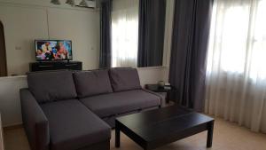 ein Wohnzimmer mit einem Sofa und einem Couchtisch in der Unterkunft Apartment Club San Antonio in Torremolinos