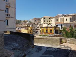 コリリアーノ・カーラブロにあるArchitello Casa Vacanzeの屋根から市街の景色を望む