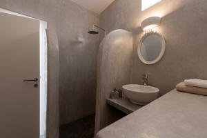 Koupelna v ubytování Katharos Pool Villas