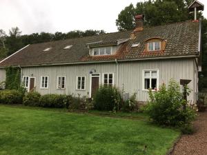 una casa blanca con techo y patio en Berte Bed&Breakfast, en Slöinge