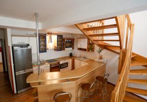 cocina con encimera de madera y escalera en Penzion Hradební, en Tábor