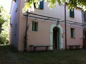 ジェンマーノにあるAntico mulino Gemmanoのピンクの建物