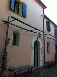 ジェンマーノにあるAntico mulino Gemmanoの正面にベンチのある建物
