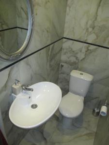 Genex Apartment的一间浴室