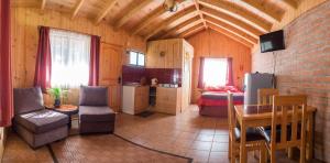 a room with a kitchen and a living room at Eco Cabañas Algarrobo in Algarrobo