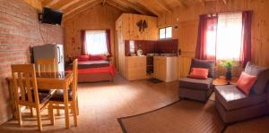 a room with a kitchen and a living room at Eco Cabañas Algarrobo in Algarrobo