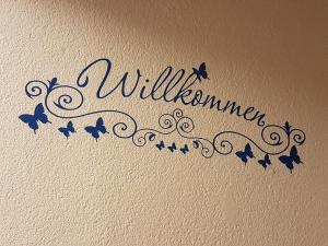 eine Wand mit einem Schild mit Schmetterlingen drauf in der Unterkunft Ferienhaus Waldblick in Sangerhausen