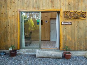 una entrada a un edificio con una puerta corredera de cristal en Eco Cabañas Algarrobo, en Algarrobo