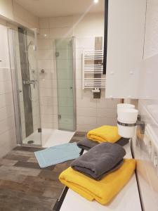 Ett badrum på Ferienhaus Waldblick
