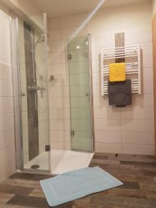 Ett badrum på Ferienhaus Waldblick