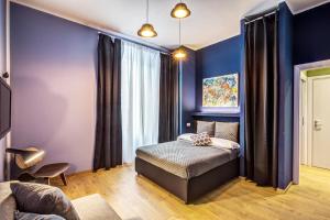 ラ・スペツィアにあるCinque Terre Stylish Apartmentsの青い壁のベッドルーム1室(ベッド1台付)
