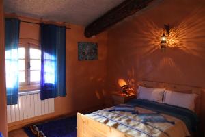 a bedroom with a bed and a window at La pommeraie d'Ifrane in Ifrane