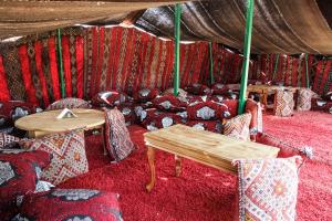 una habitación con sofás y mesas en una tienda de campaña en La pommeraie d'Ifrane, en Ifrane
