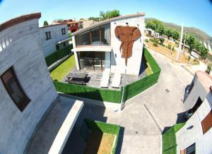 un edificio con un elefante a su lado en Cabañas La Senda Cabárceno, en Cabárceno