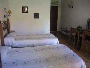 Postel nebo postele na pokoji v ubytování Posada el Camino Almonaster