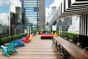 una terraza con mesas y sillas coloridas en una ciudad en Pod 51, en Nueva York