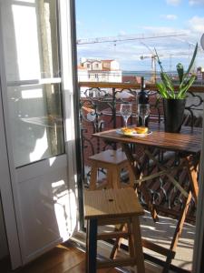 リスボンにあるAlfama Cozy Loftの海の景色を望むバルコニー(テーブル付)