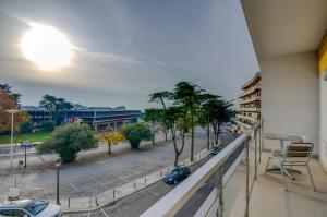 a balcony with a view of a city street at Hotel Alvorada in Estoril
