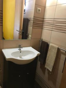 een badkamer met een wastafel, een spiegel en handdoeken bij Quinta do Atoleiro in Lamego +32 foto's