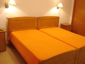 a hotel room with two beds and two lamps at Rialgarve in Faro