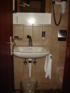 Koupelna v ubytování Hotel Eden Sisikon + 37 fotografií