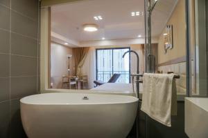 ダナンにあるRuby Hotelのバスルーム(バスタブ付)、ベッド1台が備わります。