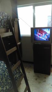 TV a/nebo společenská místnost v ubytování Hostal Makea Pachuca