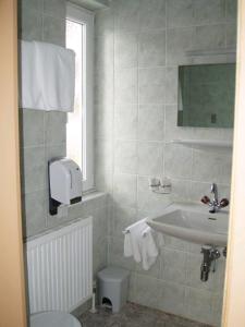 un baño con lavabo e inodoro en Pension Bichlgeiger, en Anras