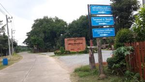 un letrero de la calle al costado de una carretera en Sisatchanalai Heritage Resort, en Si Satchanalai