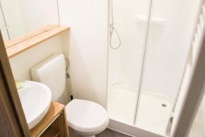 mała łazienka z toaletą i prysznicem w obiekcie Anfasteröd Gårdsvik - Tälten w mieście Ljungskile