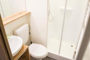 a small bathroom with a toilet and a shower at Anfasteröd Gårdsvik - Tälten in Ljungskile