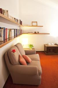 sala de estar con sofá y 2 almohadas en B&B ViaCavourSei, en Portogruaro