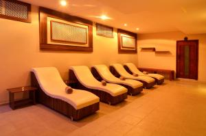 a row of chairs in a waiting room at City's Hill Hotel in Kuşadası
