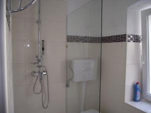 La salle de bains est pourvue d'une douche, de toilettes et d'un lavabo. dans l'établissement Apartments Dobrinj, à Dobrinj 19 autres photos