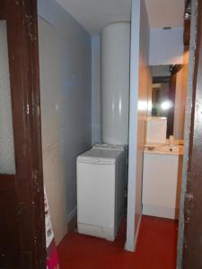 Un pequeño baño con inodoro en una habitación. en Appartement, en Château-Renault 3 fotos más