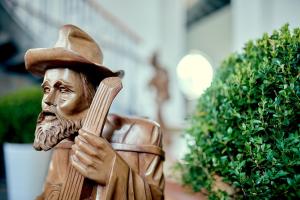 una estatua de un hombre sosteniendo una guitarra en Hotel Zur alten Stadtkellerei Leipzig en Leipzig