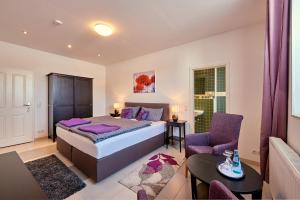 een slaapkamer met een kingsize bed en paars meubilair bij Hotel Zur alten Stadtkellerei Leipzig in Leipzig