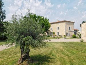 un pommier devant une maison dans l'établissement Domaine La Bastide, à Cleyrac