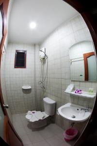 Freedom Hotel tesisinde bir banyo